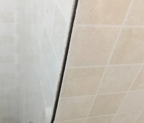祁县瓷砖空鼓维修公司分享阳台瓷砖脱落的修复过程可以分为以下几个步骤