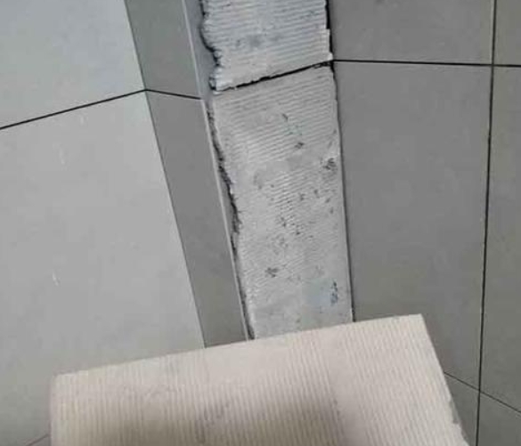 祁县瓷砖空鼓维修公司分享下厨房瓷砖脱落的补救措施。